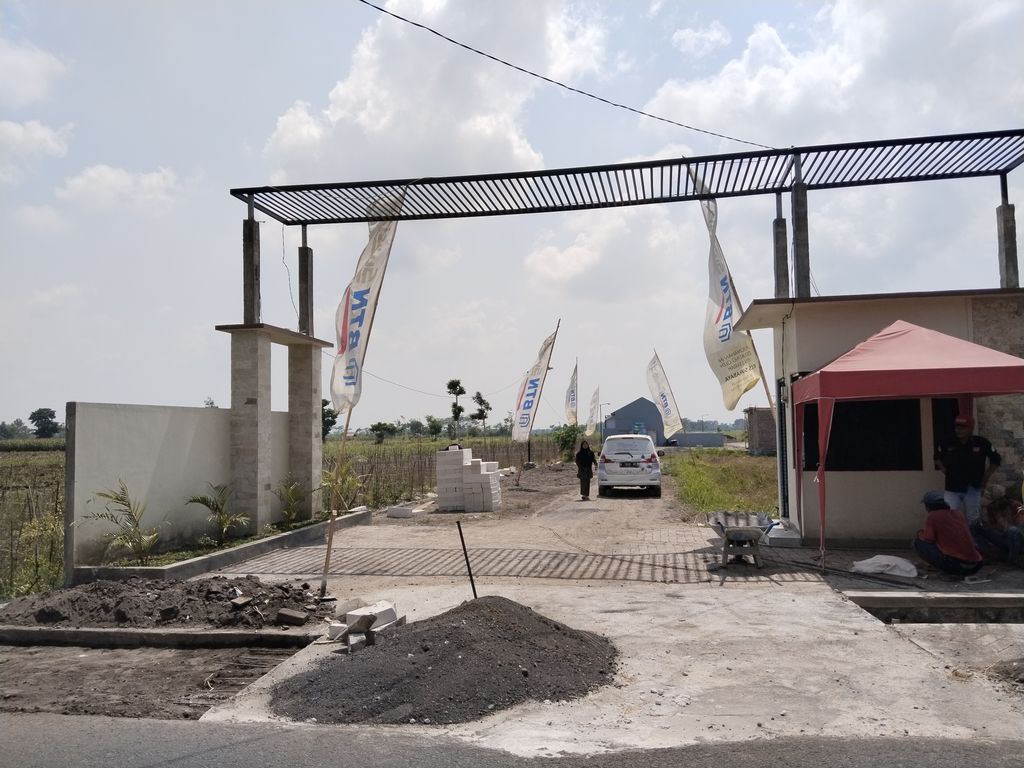 foto gerbang perumahan EMERALD RESIDENCE