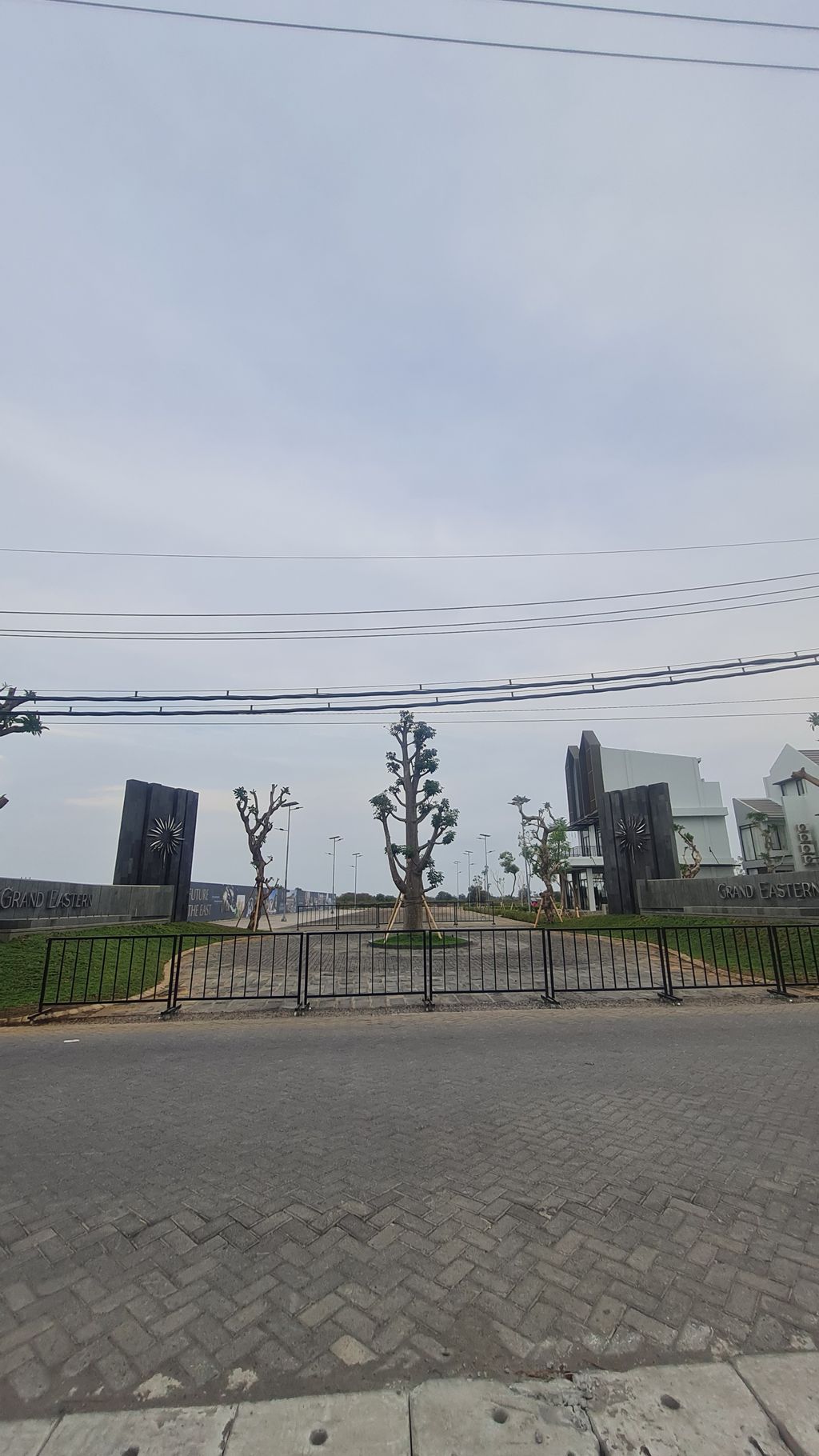 foto gerbang perumahan GRAND EASTERN