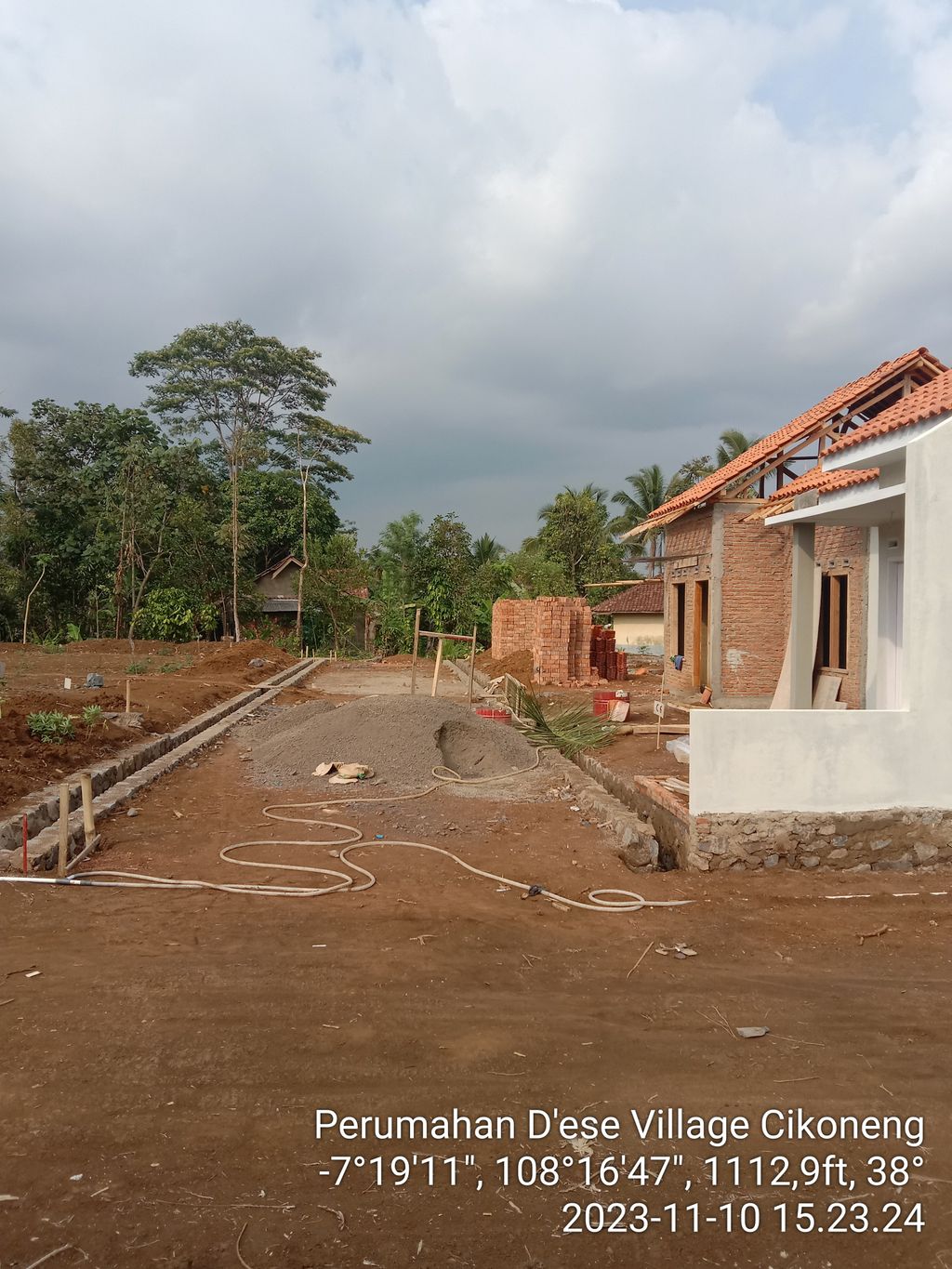 foto posisi tengah perumahan D'ESE VILLAGE CIKONENG