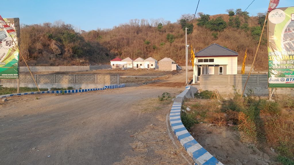foto gerbang perumahan ROYAL HILL REGENCY