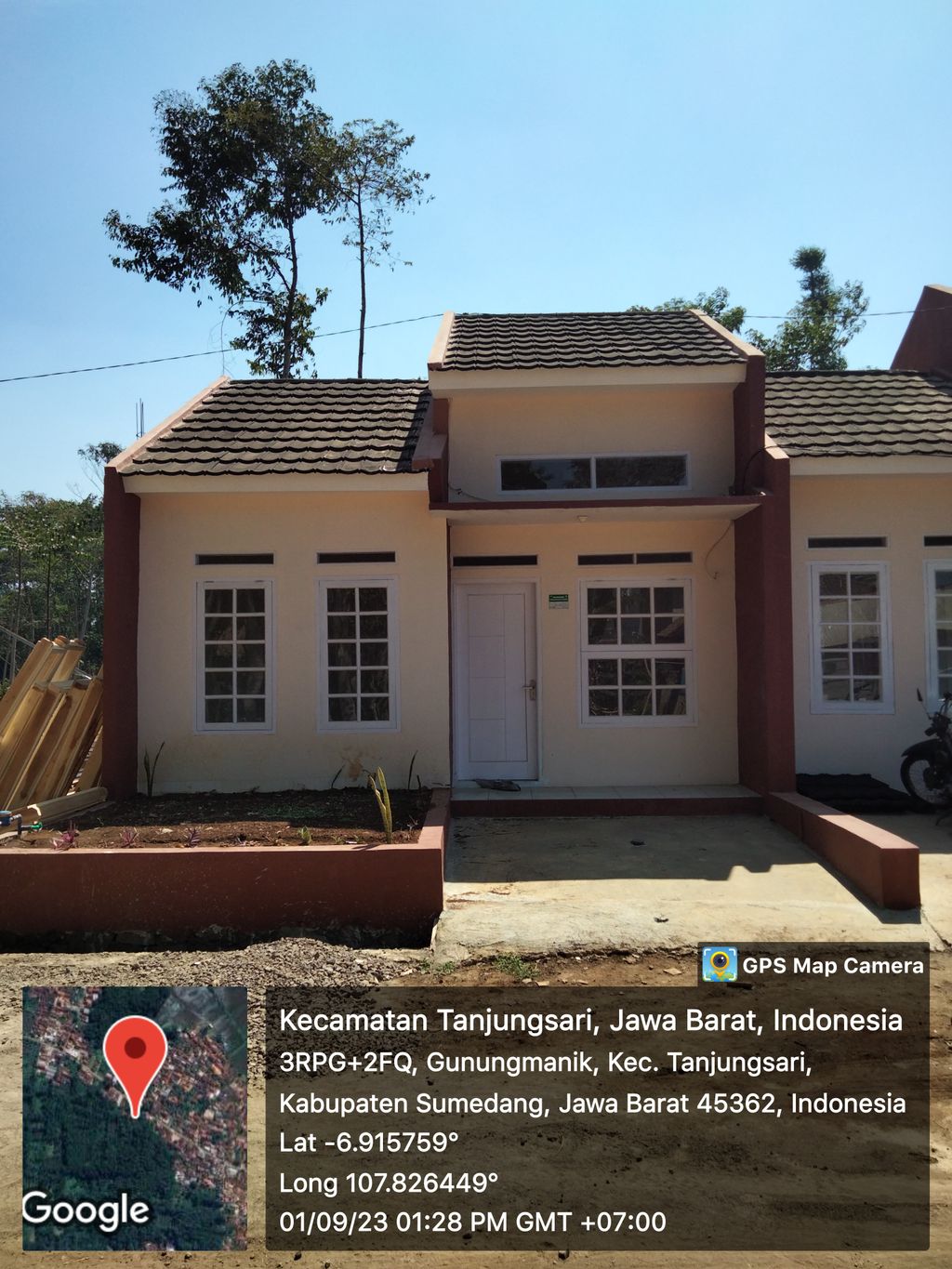 foto contoh rumah perumahan Queensland Residence 2