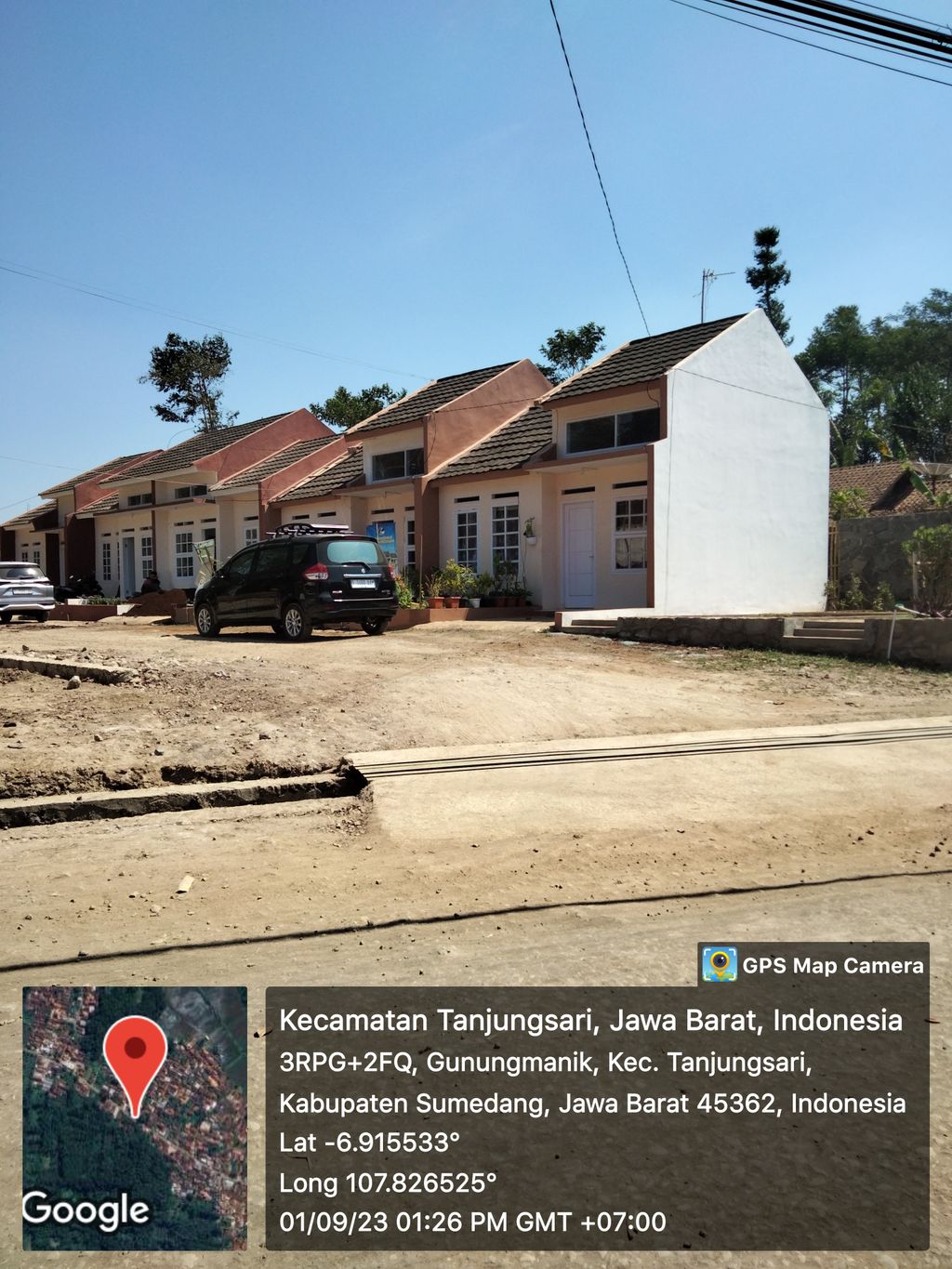 foto gerbang perumahan Queensland Residence 2