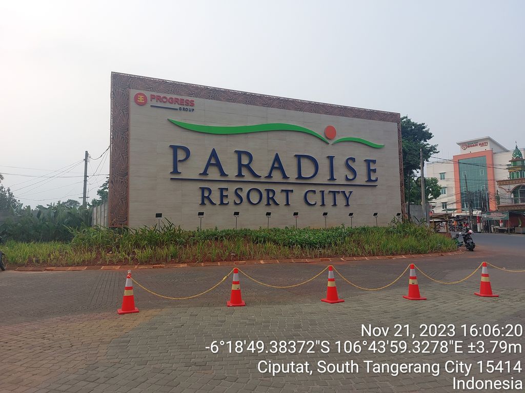 foto gerbang perumahan PARADISE RESORT CITY