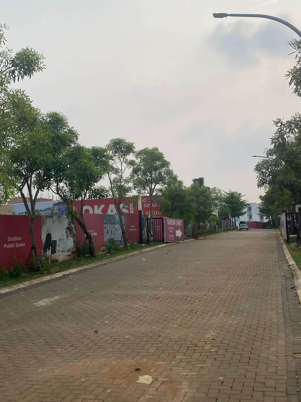 foto gerbang perumahan Latinos Business District