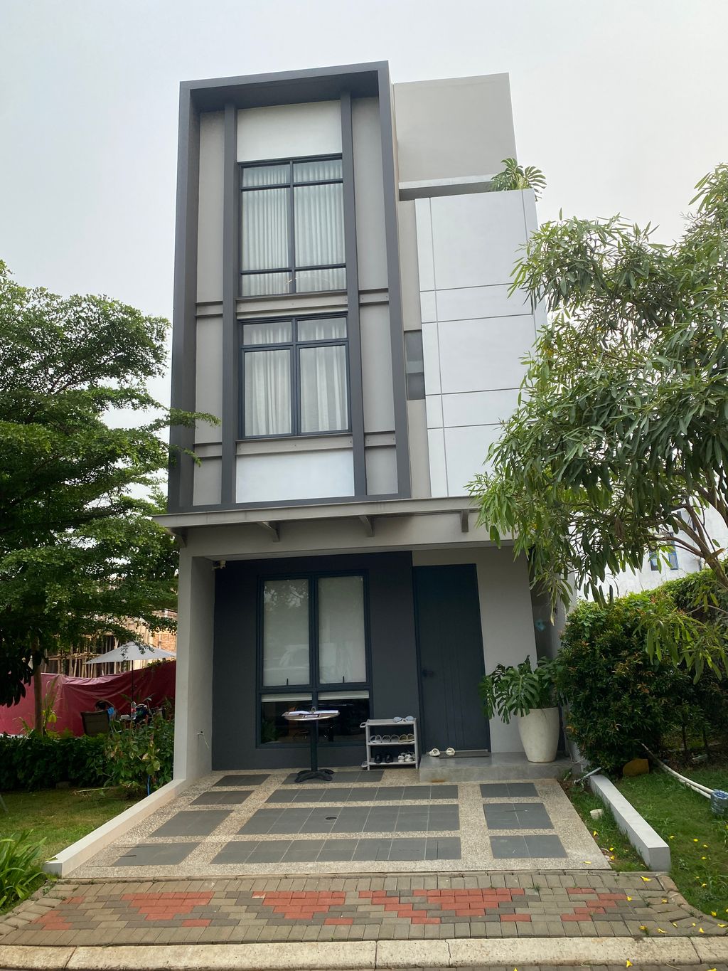 foto contoh rumah perumahan Latinos Business District