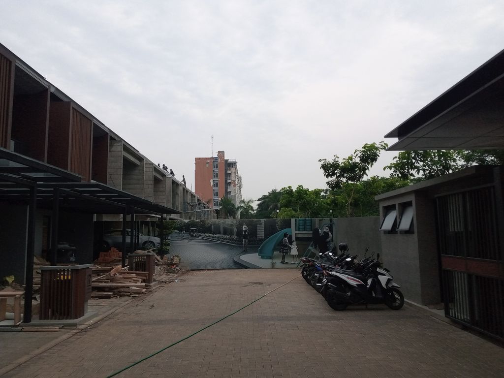 foto posisi tengah perumahan TAMAN SEMANAN INDAH - CLUSTER VIRYA SEMANAN