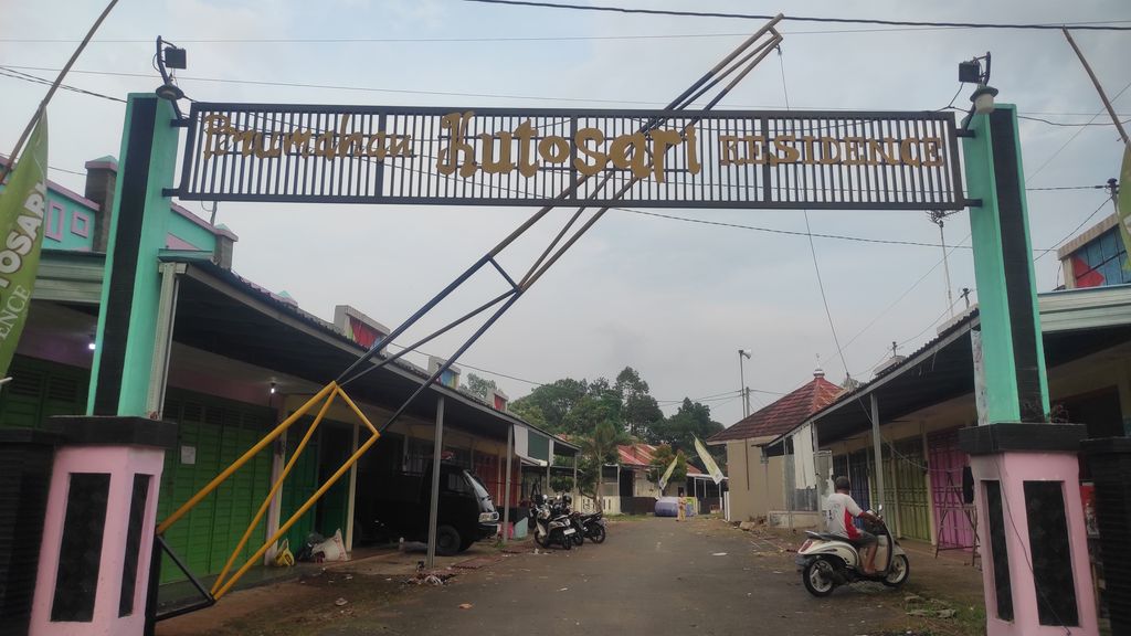 foto gerbang perumahan NEW KUTOSARI RESIDENCE