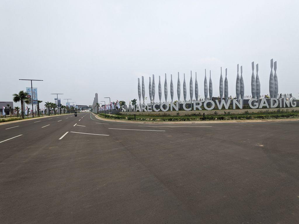 foto gerbang perumahan SUMMARECON CROWN GADING - CLUSTER REGIA RESIDENCE