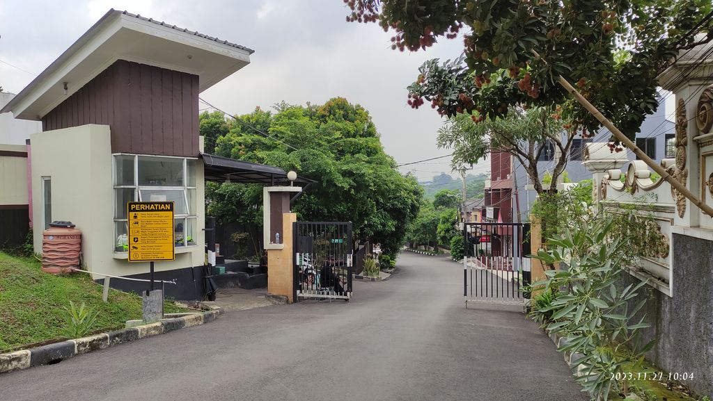 foto gerbang perumahan KRISTAL GARDEN RESIDENCES