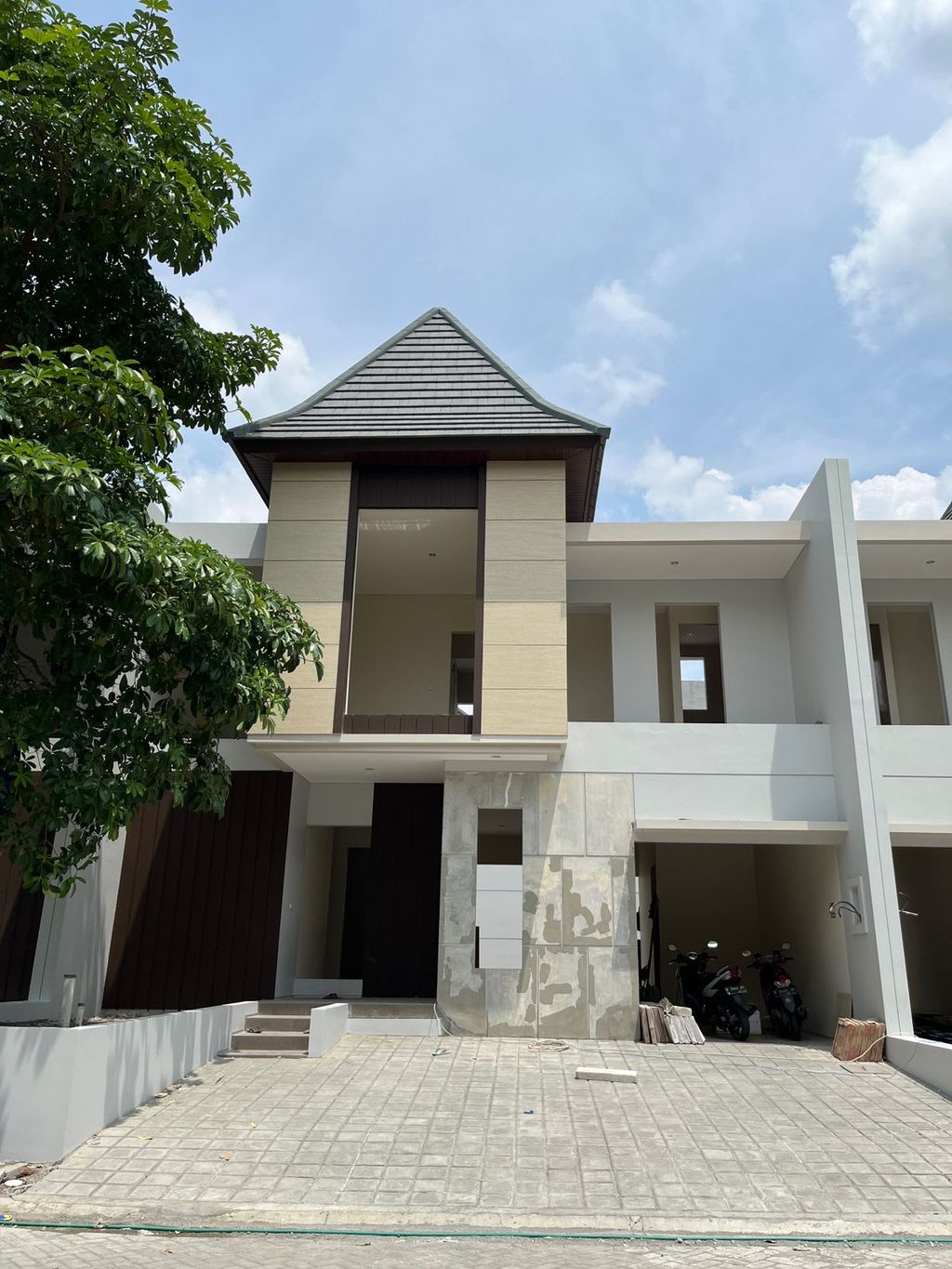 foto tampak rumah tipe 145 perumahan Hyarta EcoVillage