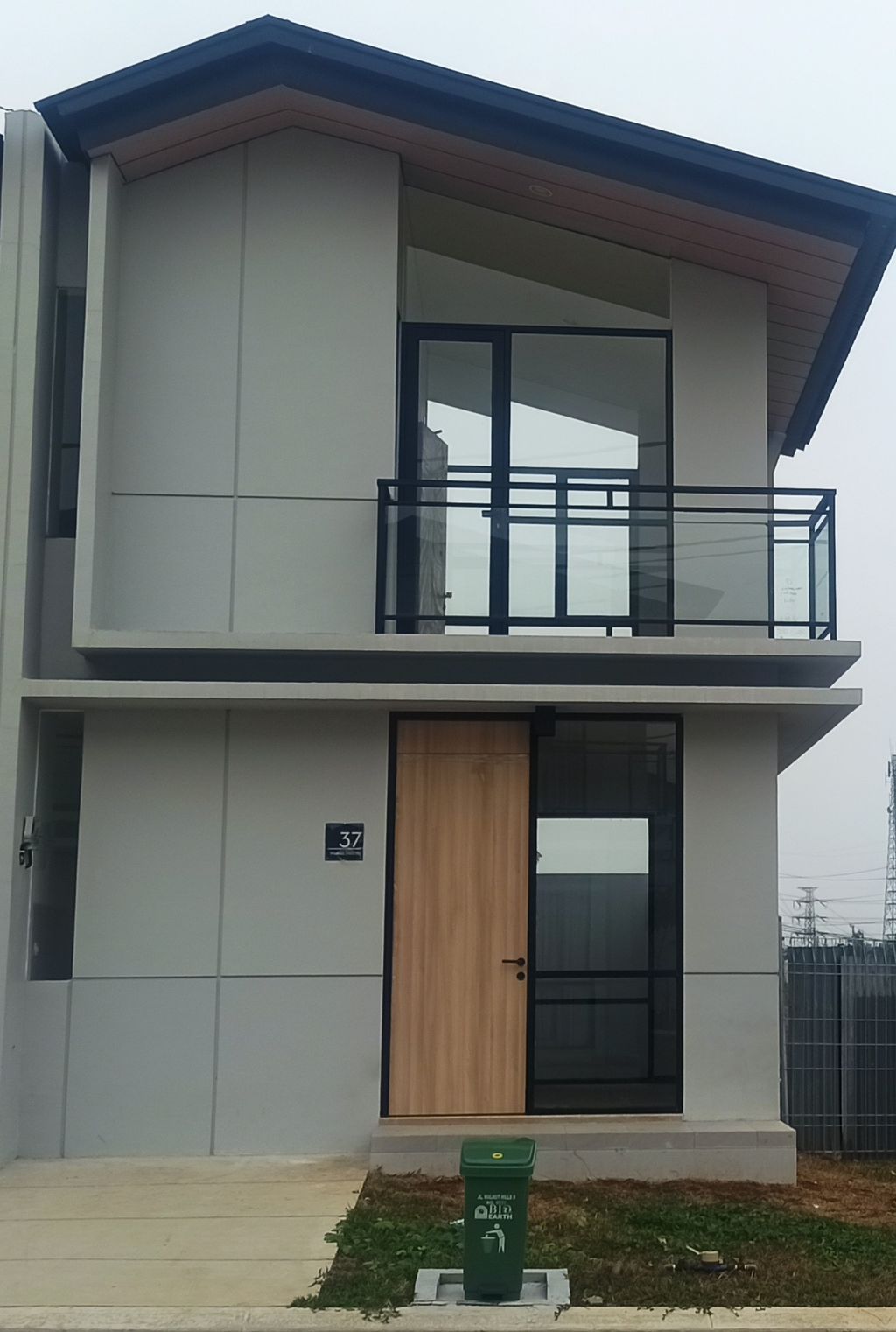 foto tampak rumah tipe 1 (2 Lantai) Balcony perumahan Rolling Hills Karawang