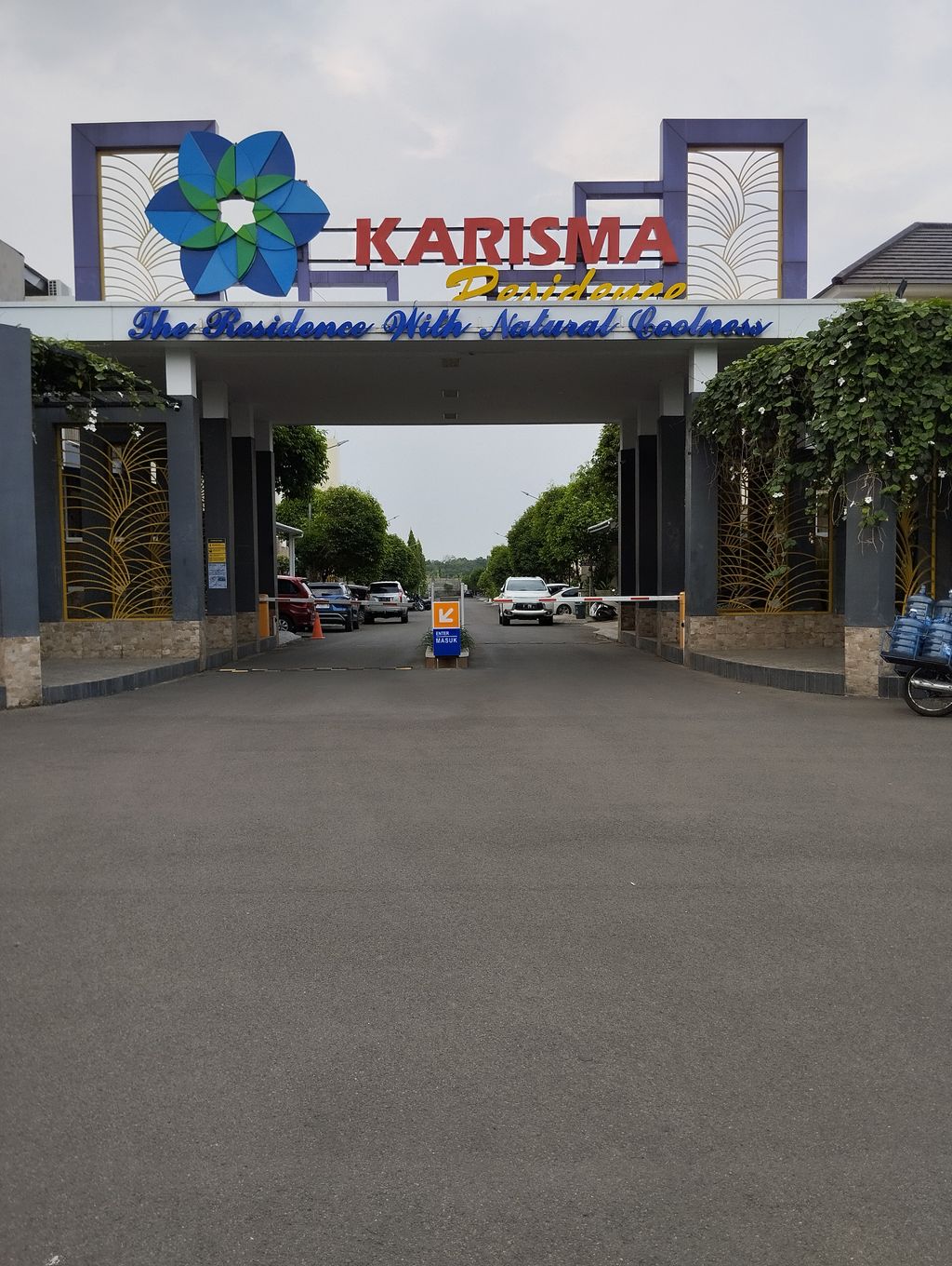 foto gerbang perumahan KARISMA MUTIARA RESIDENCE