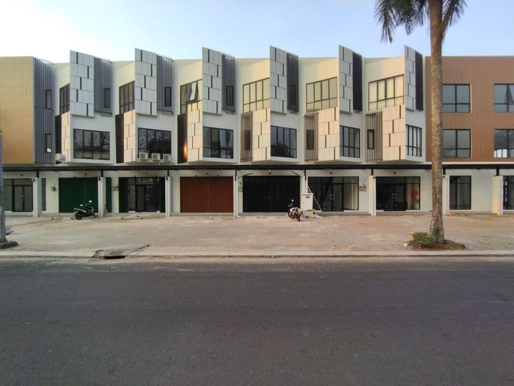 foto gerbang perumahan Kota Modern - The Golf Boulevard