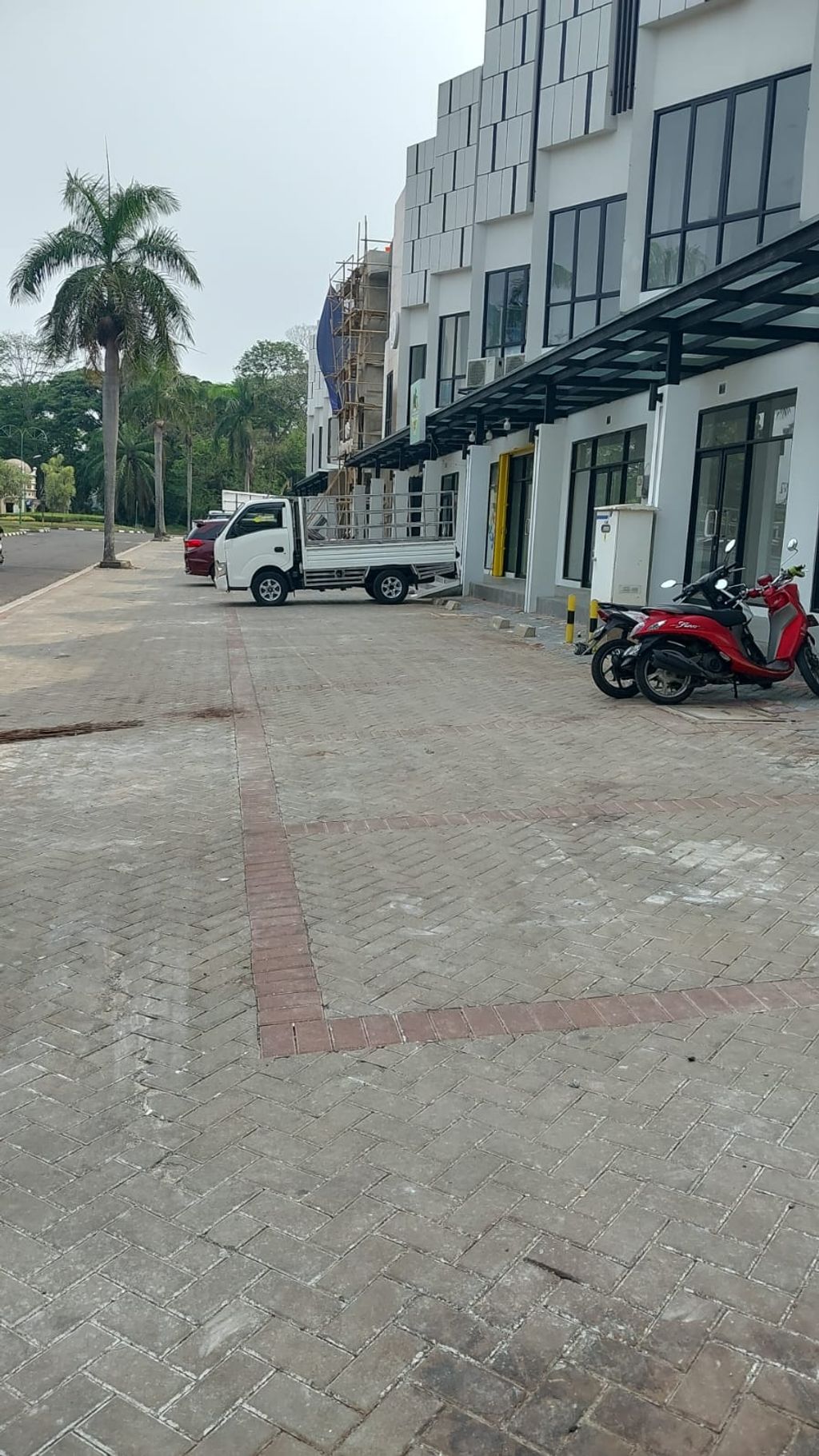 foto posisi tengah perumahan Kota Modern - The Golf Boulevard