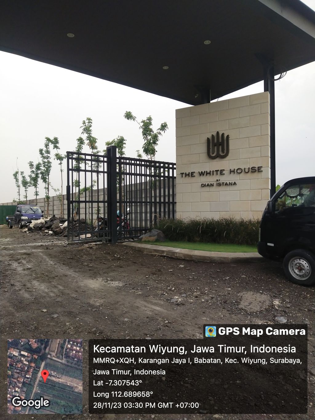 foto gerbang perumahan Dian Istana White House