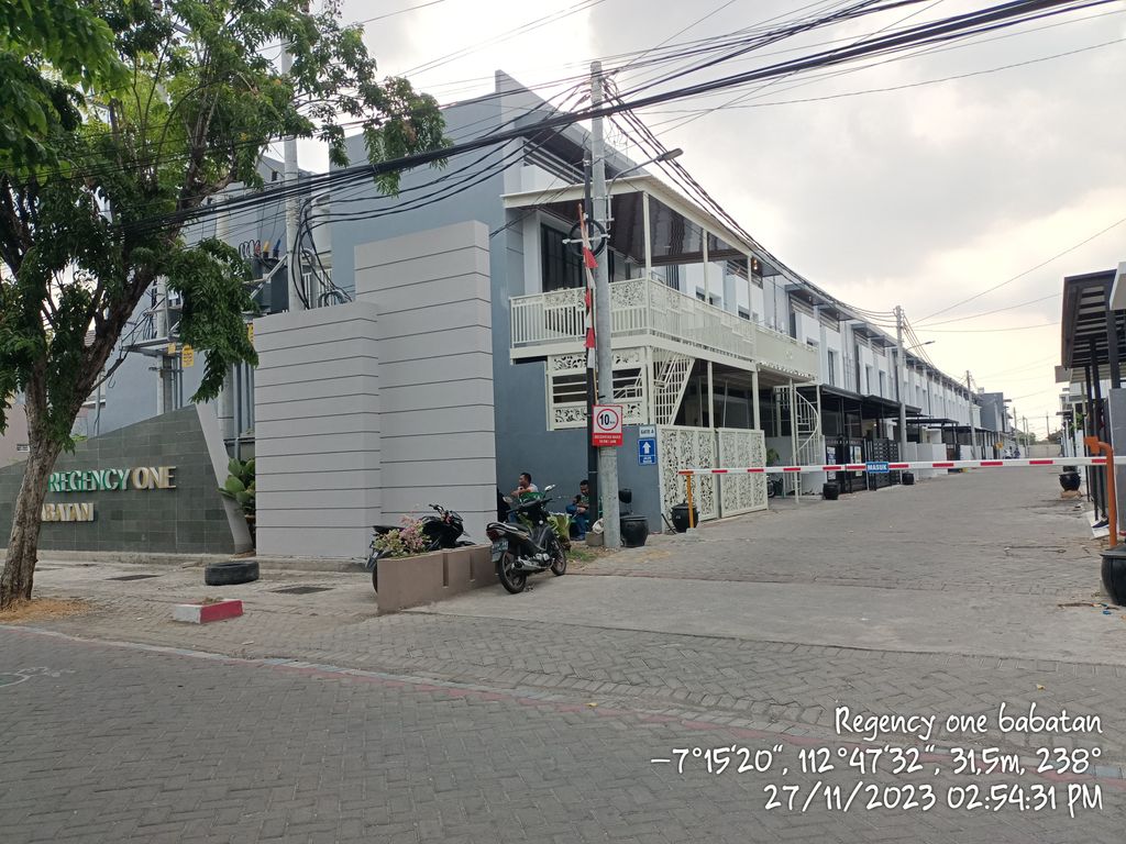 foto gerbang perumahan Regency One Babatan