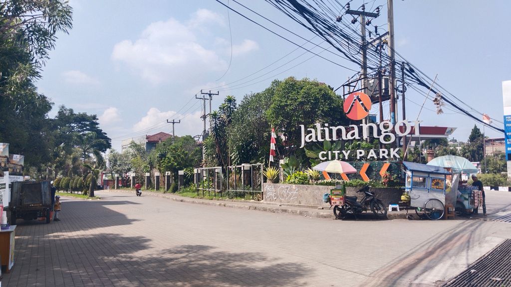 foto gerbang perumahan Jatinangor City Park