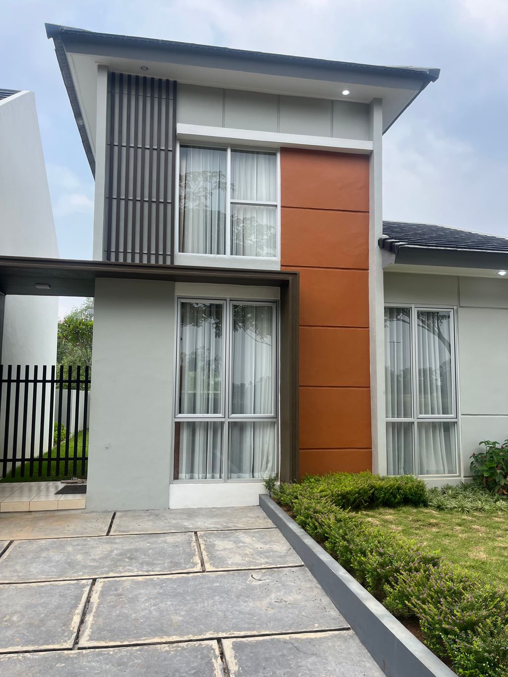 foto tampak rumah tipe The Malie 36/96 perumahan MODERNLAND CILEJIT-MERATUS