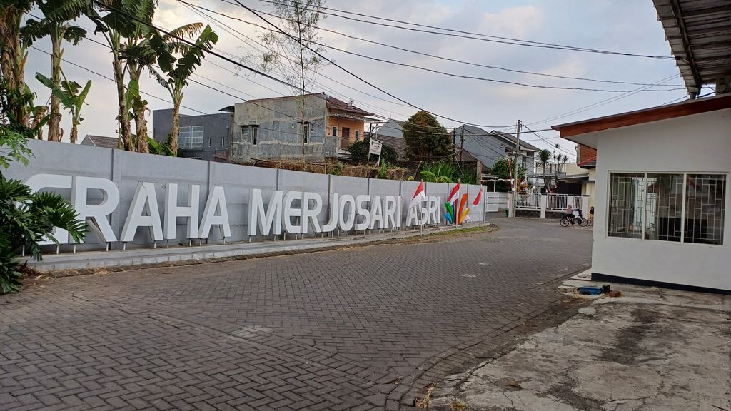 foto gerbang perumahan GRAHA MERJOSARI ASRI