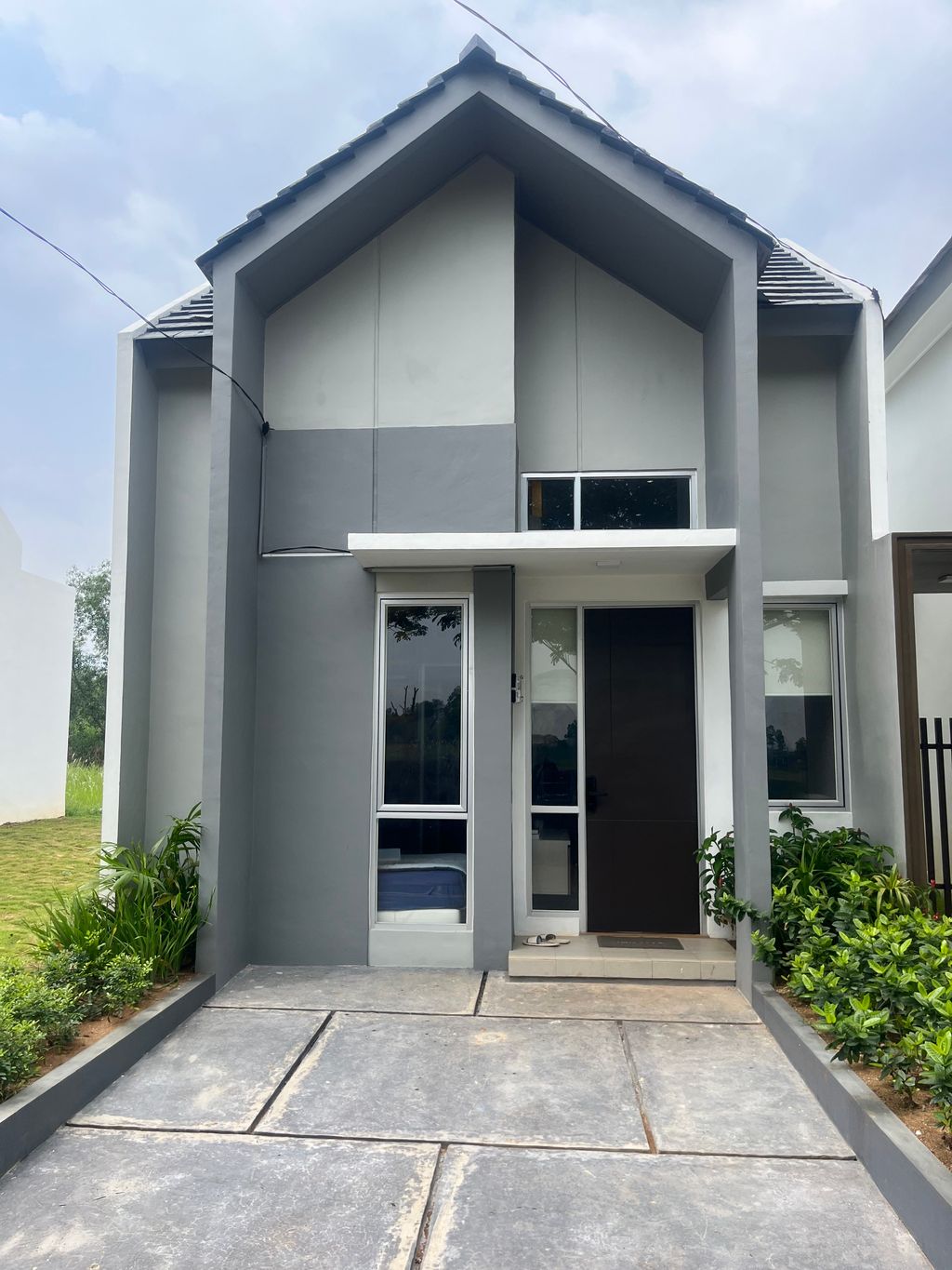 foto tampak rumah tipe Ohana L6 33/118 perumahan MODERNLAND CILEJIT-MERATUS
