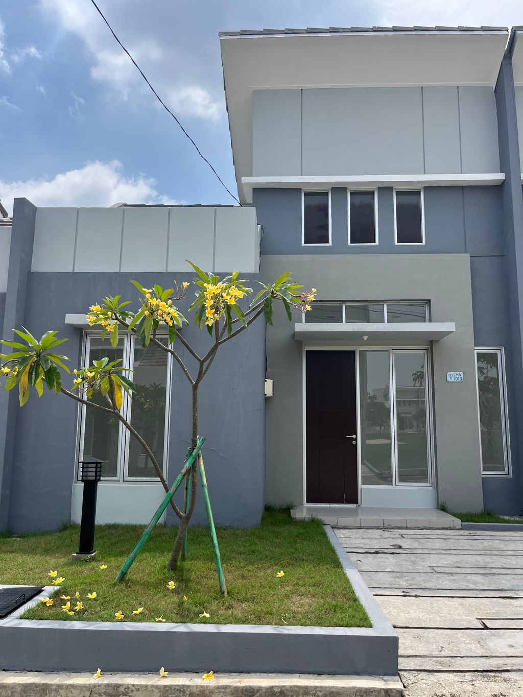 foto tampak rumah tipe RE 36/118 perumahan MODERNLAND CILEJIT