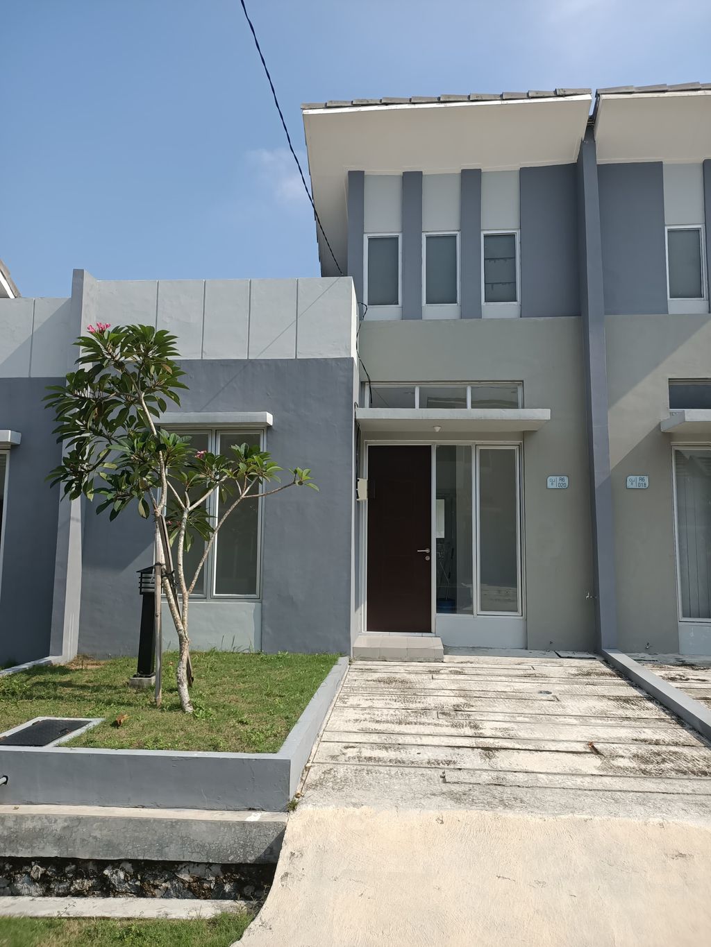 foto tampak rumah tipe RE 27/119 perumahan MODERNLAND CILEJIT