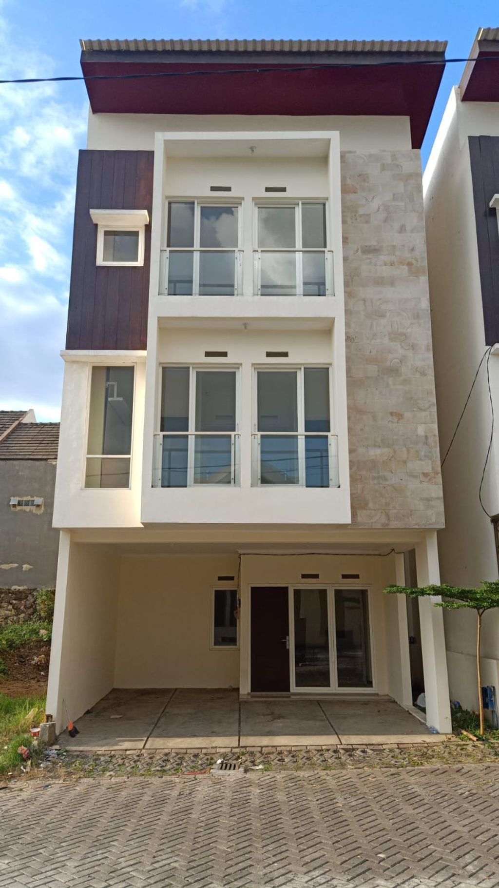 foto tampak rumah tipe Lavender 120/63 perumahan GRAHA MERJOSARI ASRI