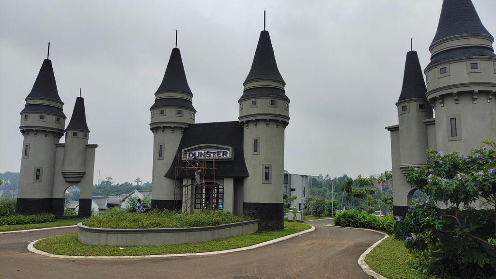 foto gerbang perumahan ROYAL TAJUR RESIDENCE, CLUSTER DUNSTER