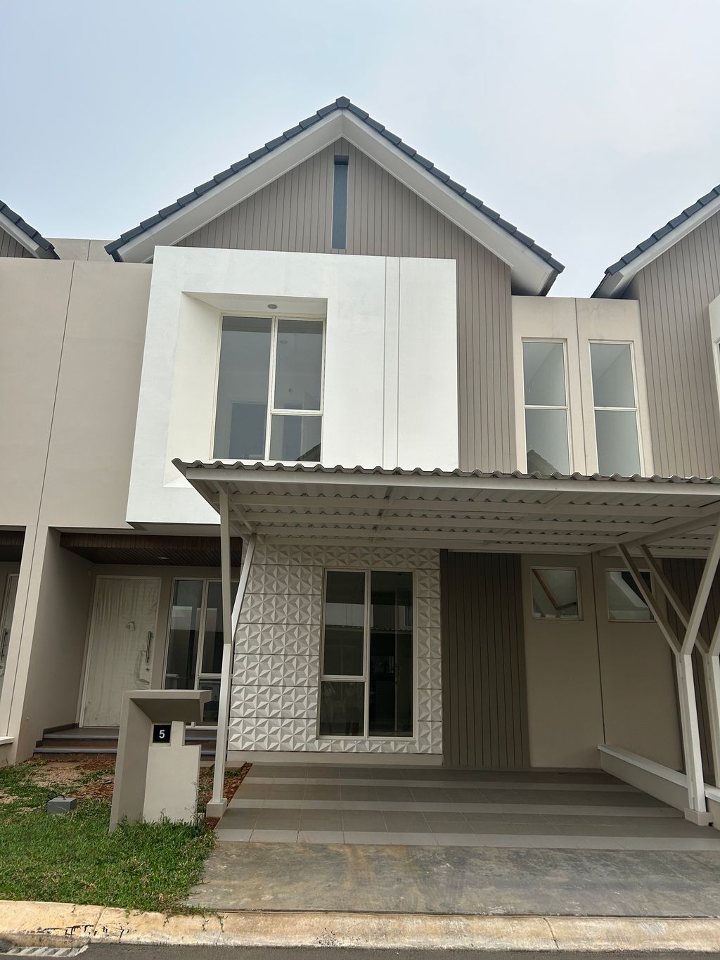 foto tampak rumah tipe CAMOMILE perumahan CLUSTER CATRIONA, SUVARNA SUTERA