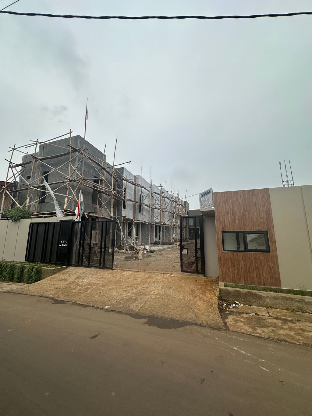 foto gerbang perumahan Kayu Manis Greenhill