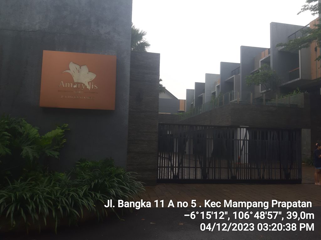 foto gerbang perumahan Amaryllis Kemang Townhouse