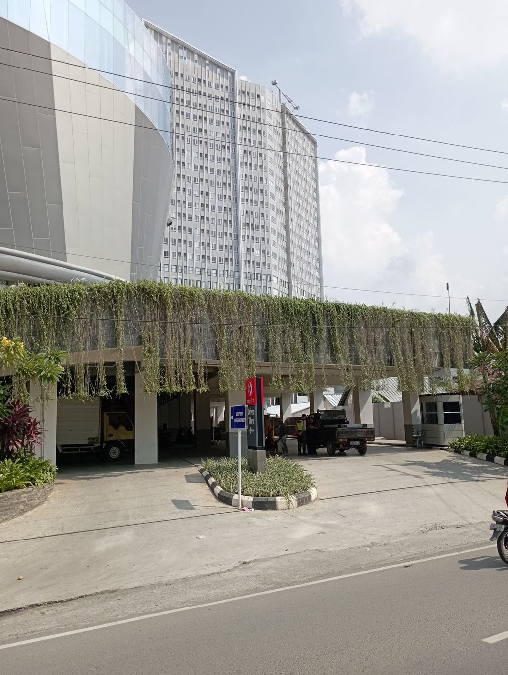 foto gerbang perumahan The bay Apartment