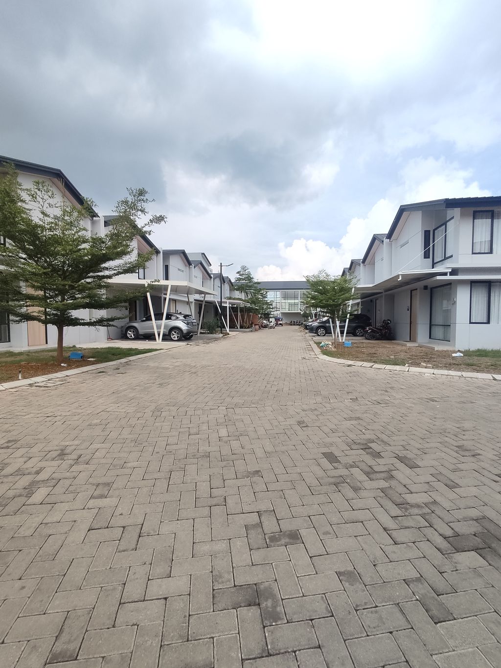 foto posisi tengah perumahan Rolling Hills Makassar