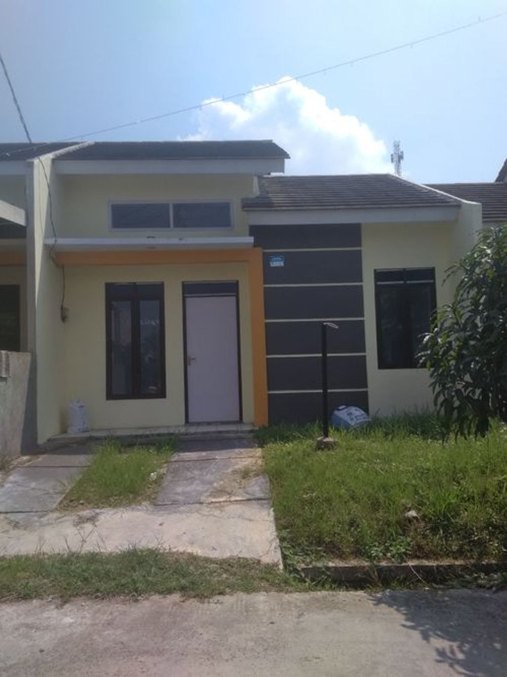 foto tampak rumah tipe 30/108 perumahan Golden Kirana