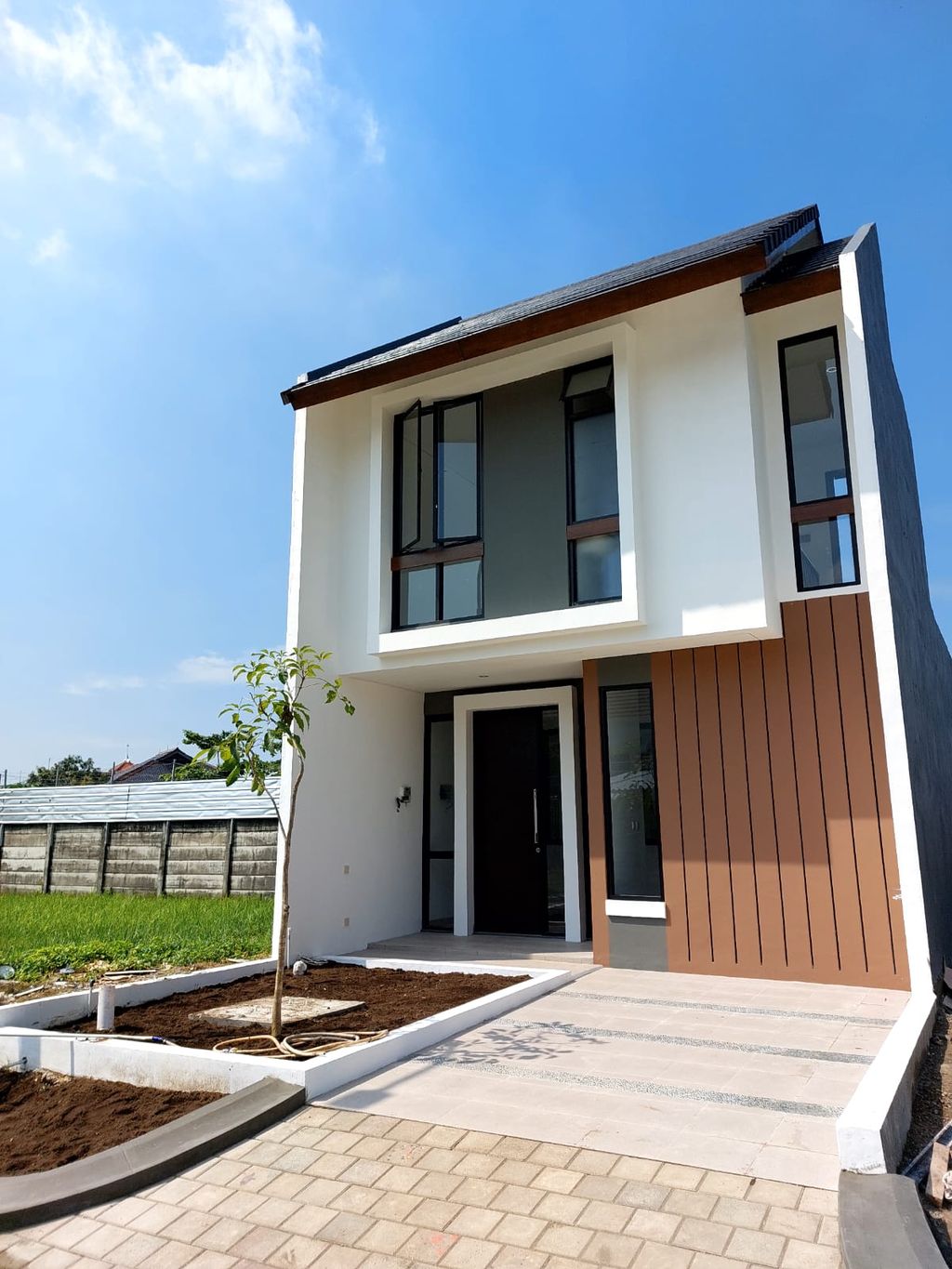 foto tampak rumah tipe 99/55 perumahan CITRALAND CIREBON