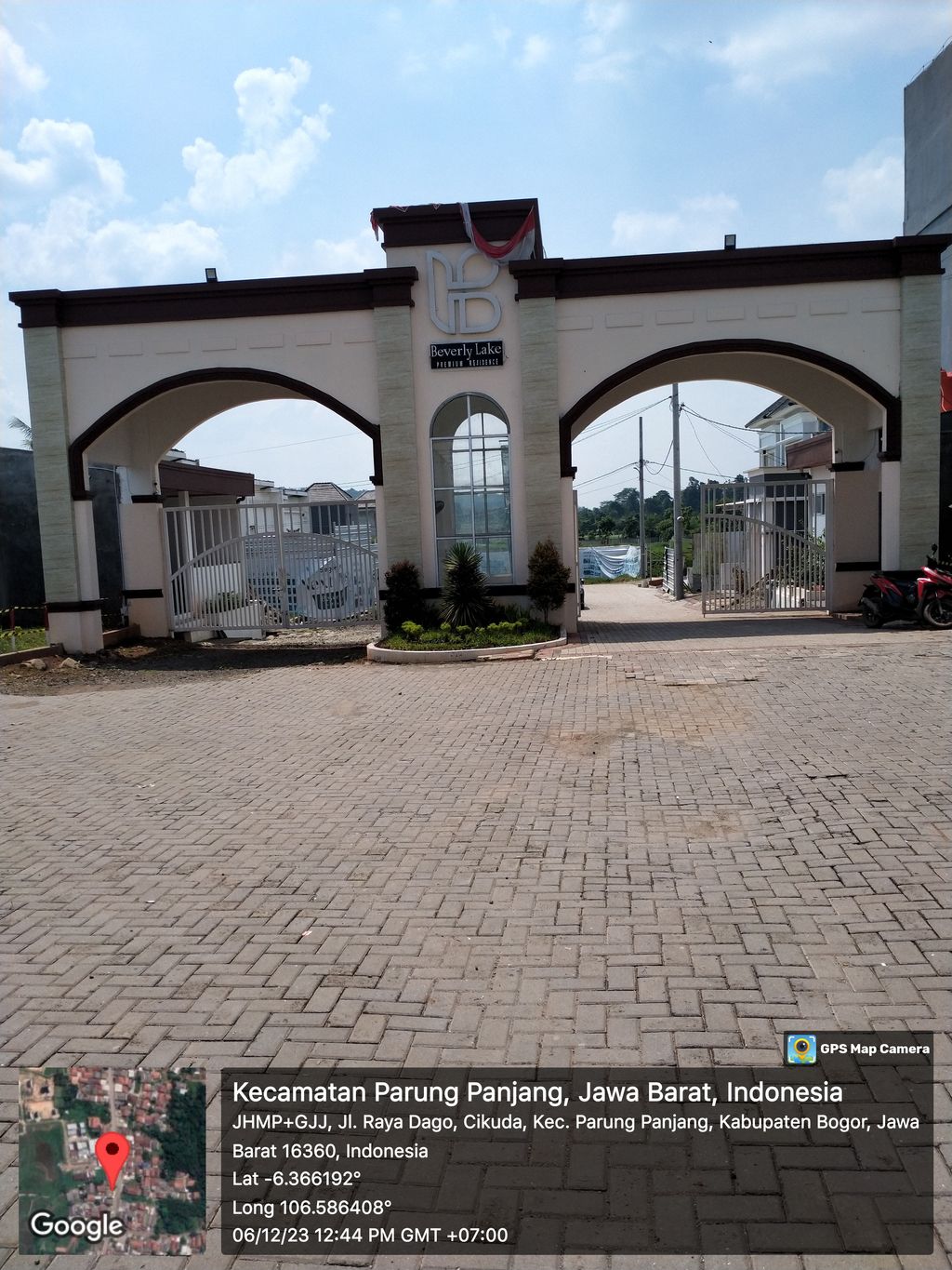 foto gerbang perumahan Perumahan Beverly Lake