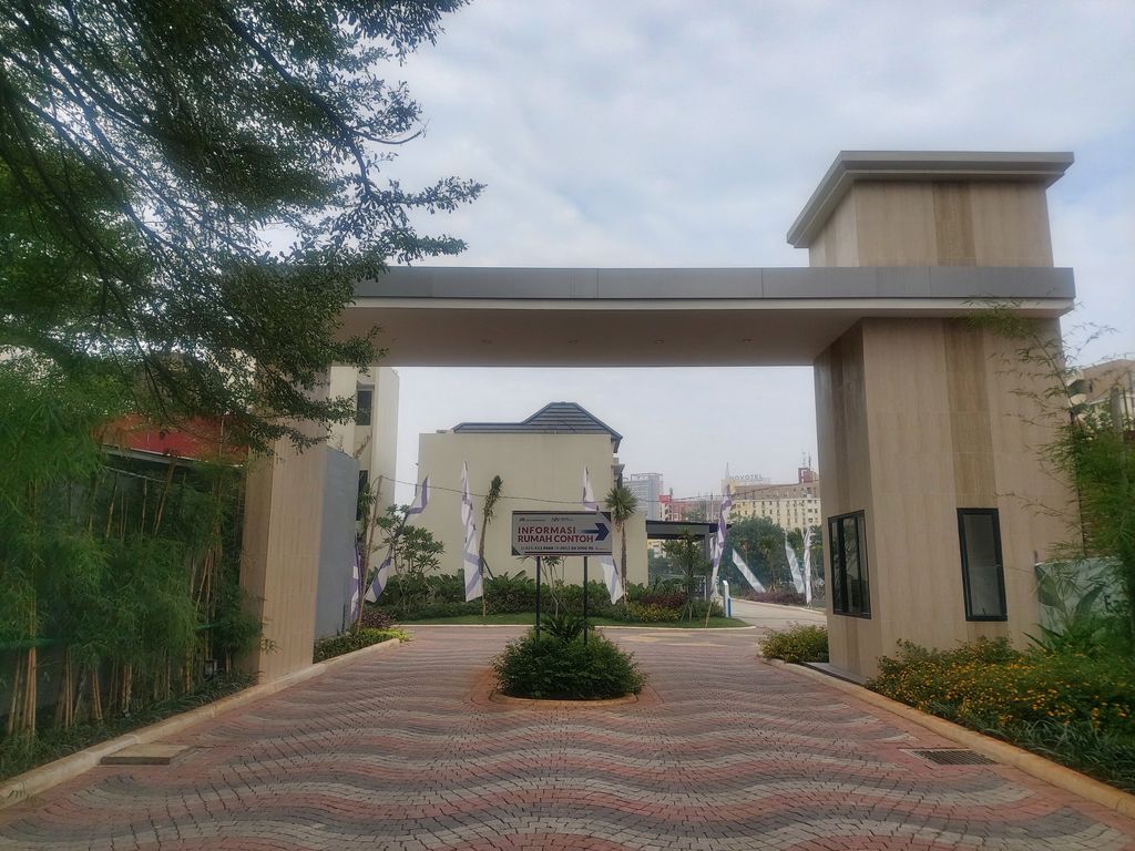 foto gerbang perumahan KOTA MODERN - CLUSTER WATERFRONT - RUKO MWALK EXTENTION