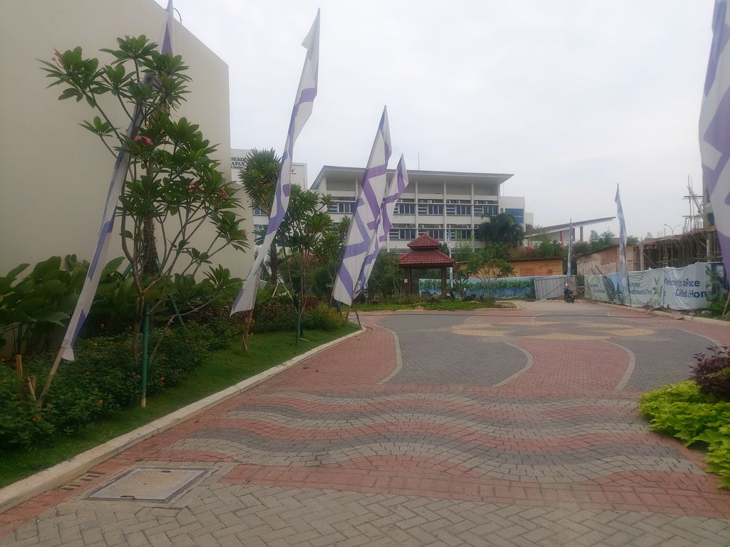 foto posisi tengah perumahan KOTA MODERN - CLUSTER WATERFRONT - RUKO MWALK EXTENTION