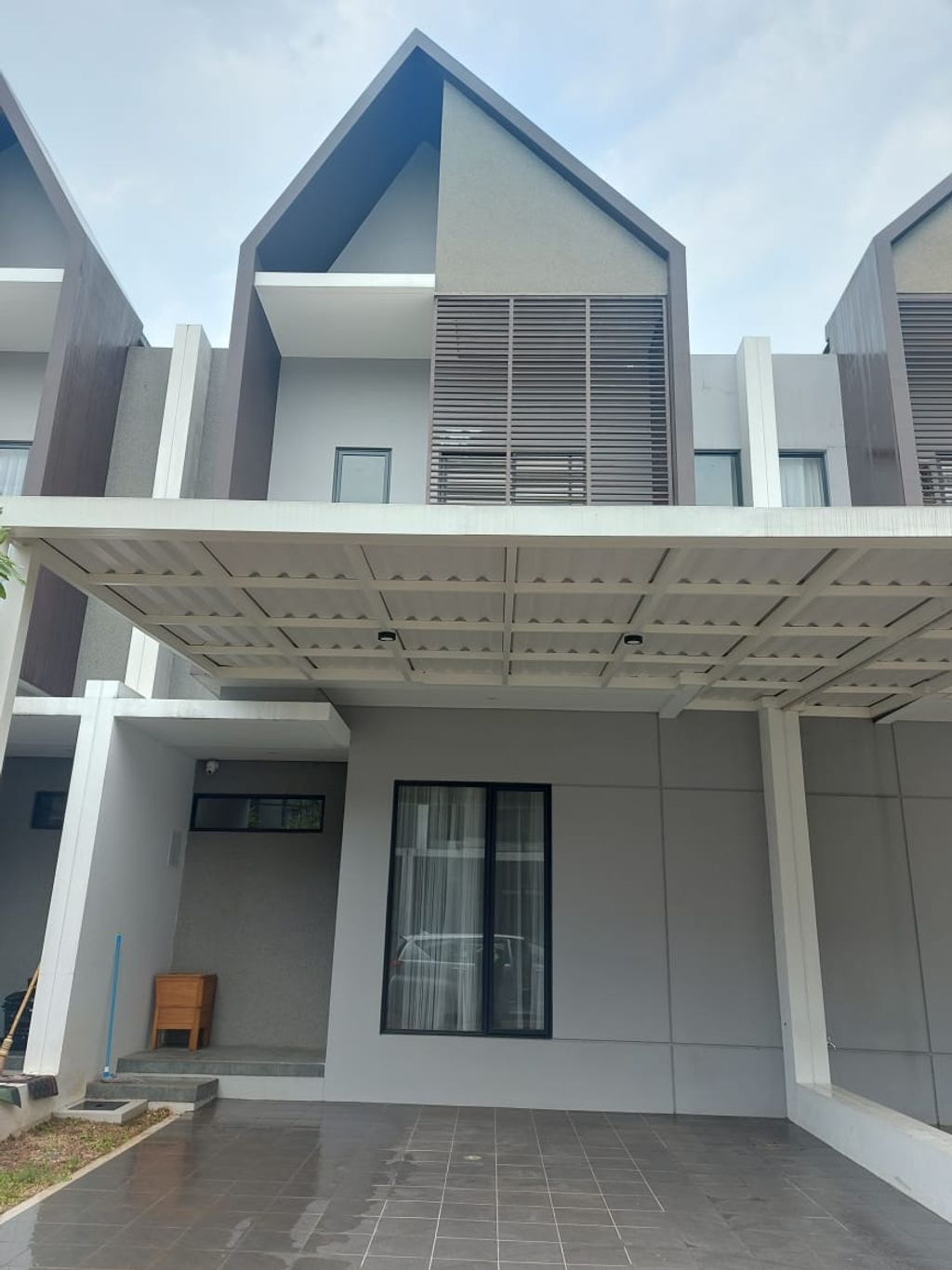 foto tampak rumah tipe LOTUS perumahan GRAHA RAYA MELIA HYRA