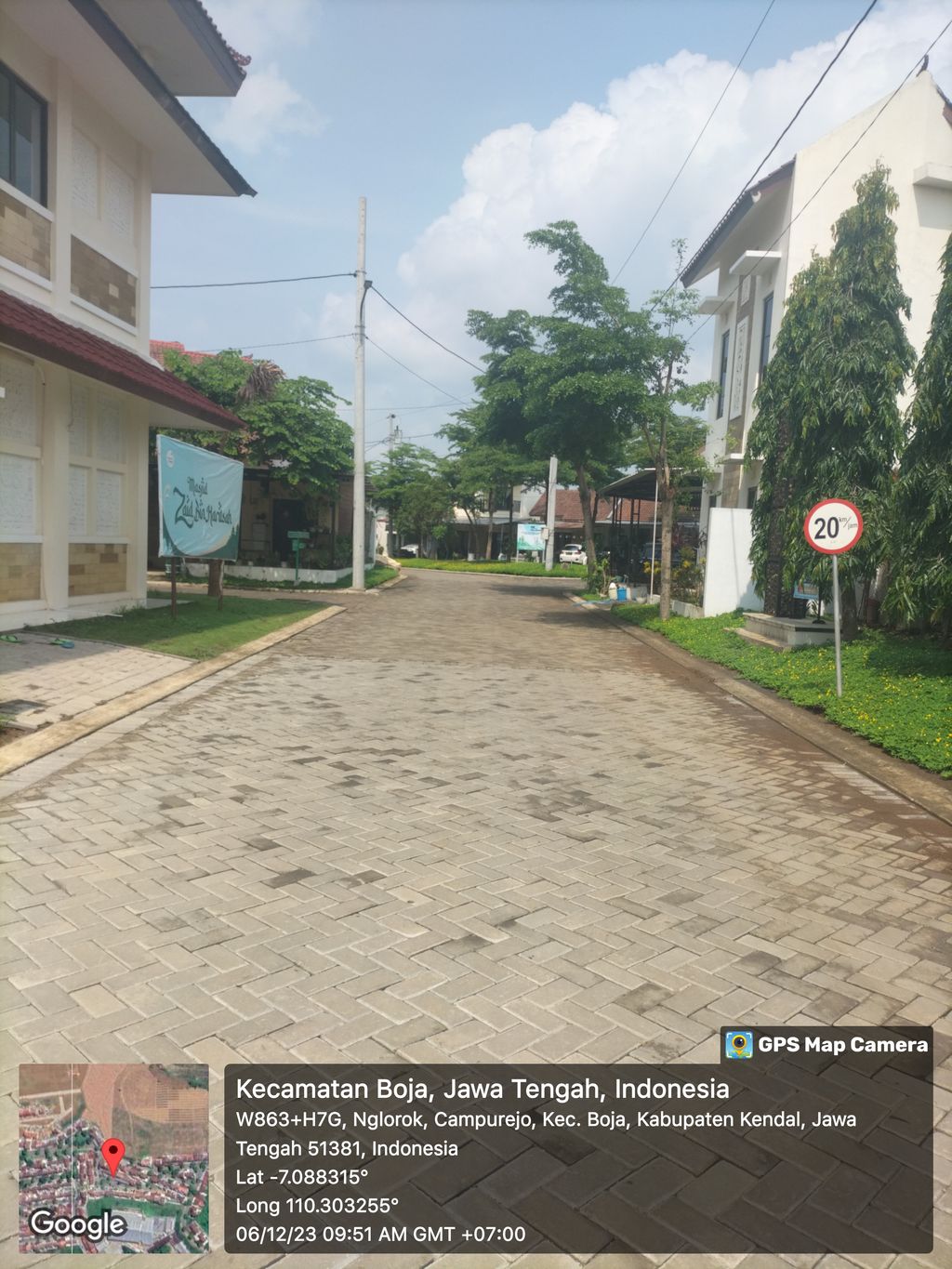 foto posisi tengah perumahan Taman Kayangan Tahap IV