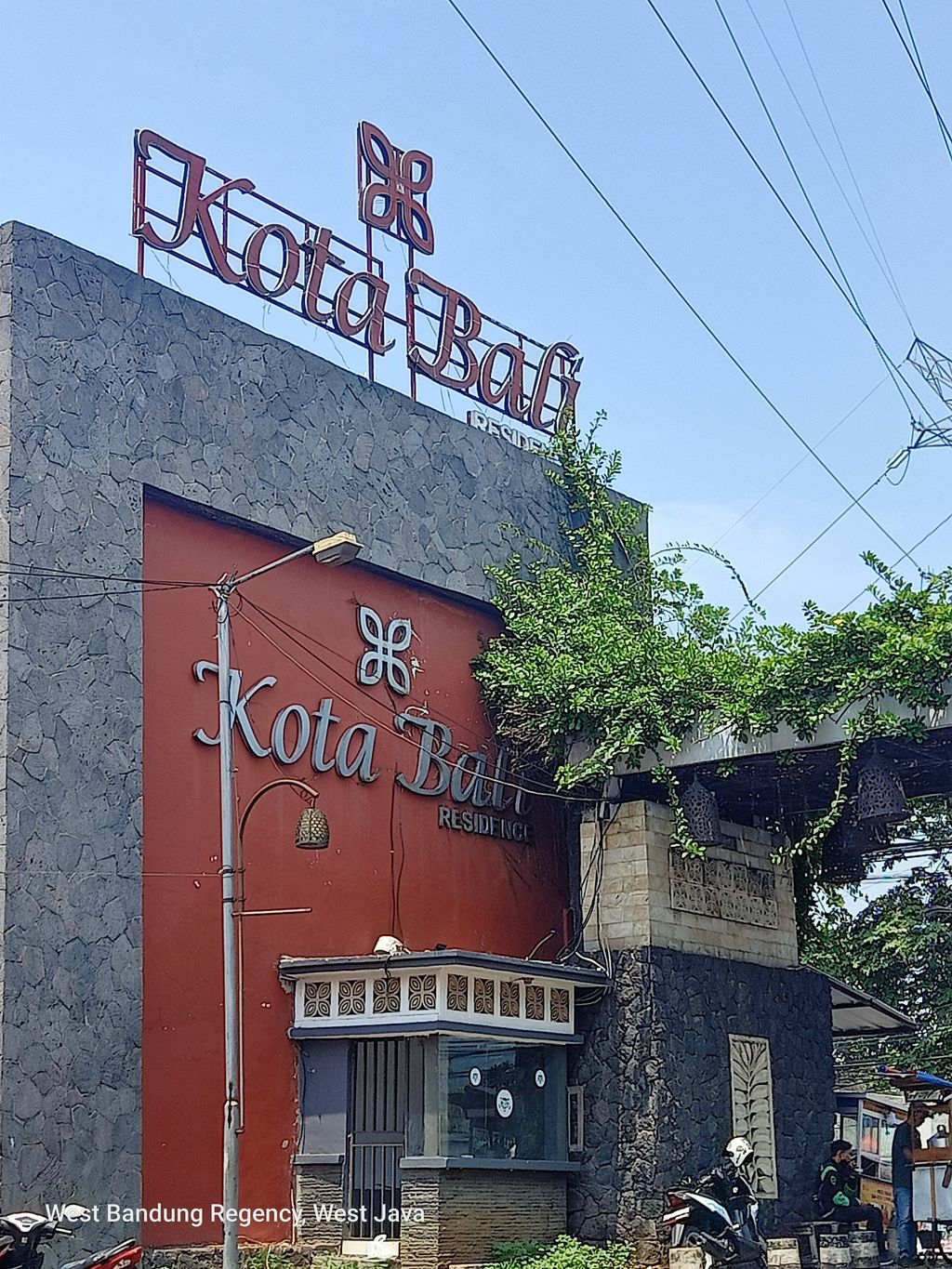 foto gerbang perumahan KOTA BALI RESIDENCE