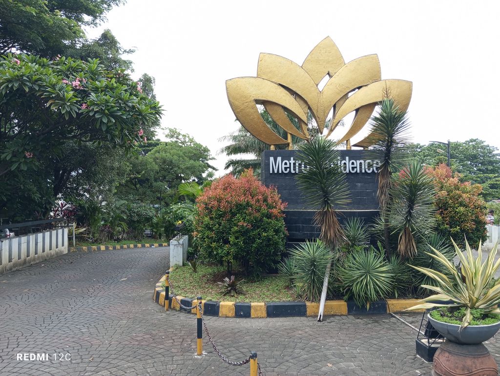 foto gerbang perumahan Metro Residence