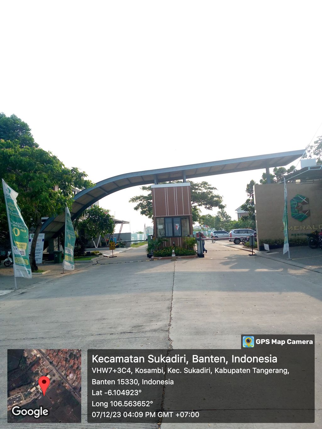foto gerbang perumahan Emerald Residence