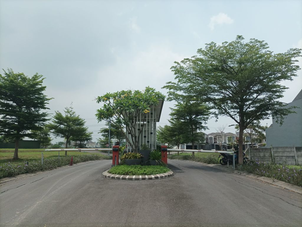 foto gerbang perumahan ROYAL RESIDENCE