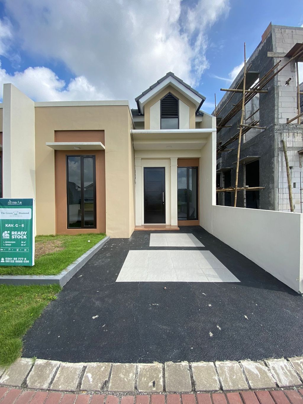 foto tampak rumah tipe Topaz perumahan Green Diamond Residence Blok D