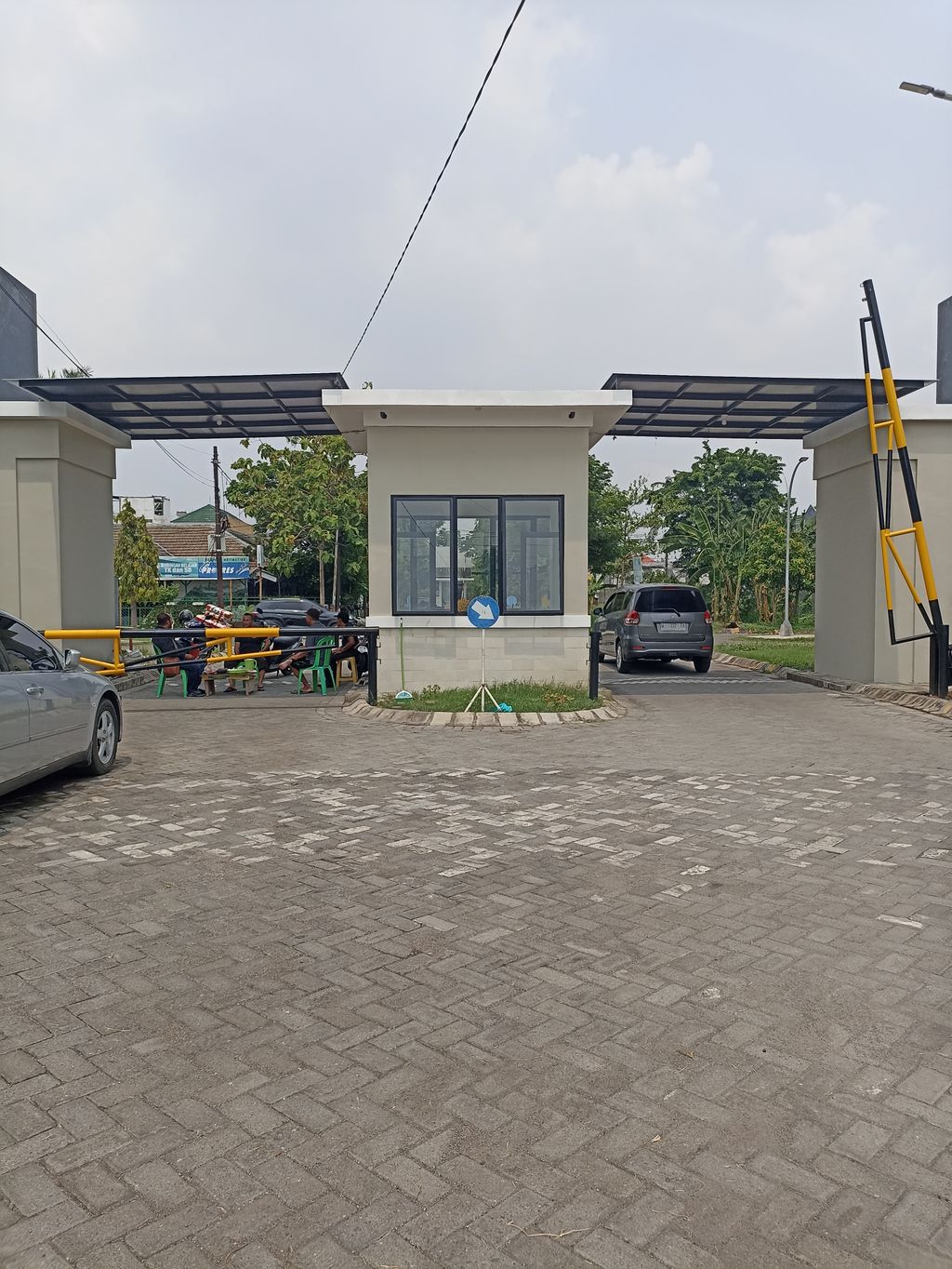 foto gerbang perumahan REDWOOD
