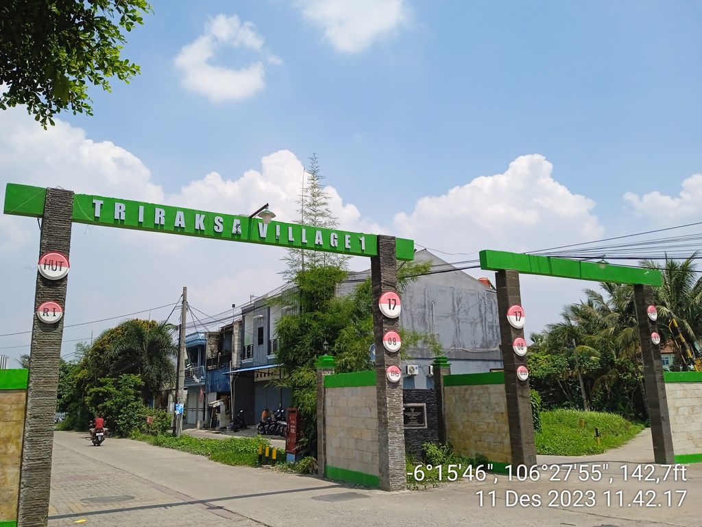 foto gerbang perumahan TRIRAKSA VILLAGE