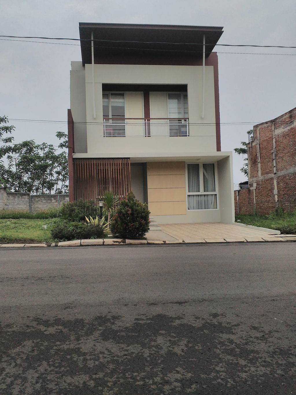 foto tampak rumah tipe Amita 165 perumahan The Awani Residence 2