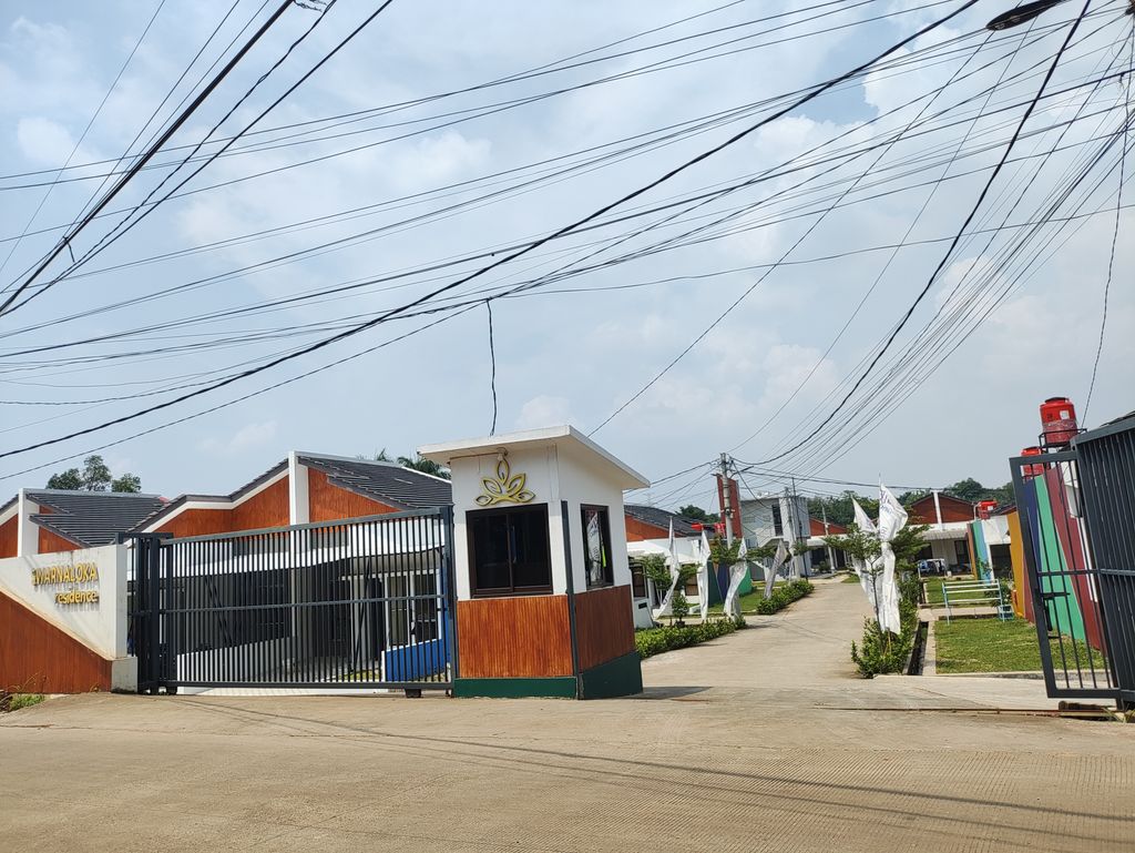 foto gerbang perumahan Swarnaloka Residence