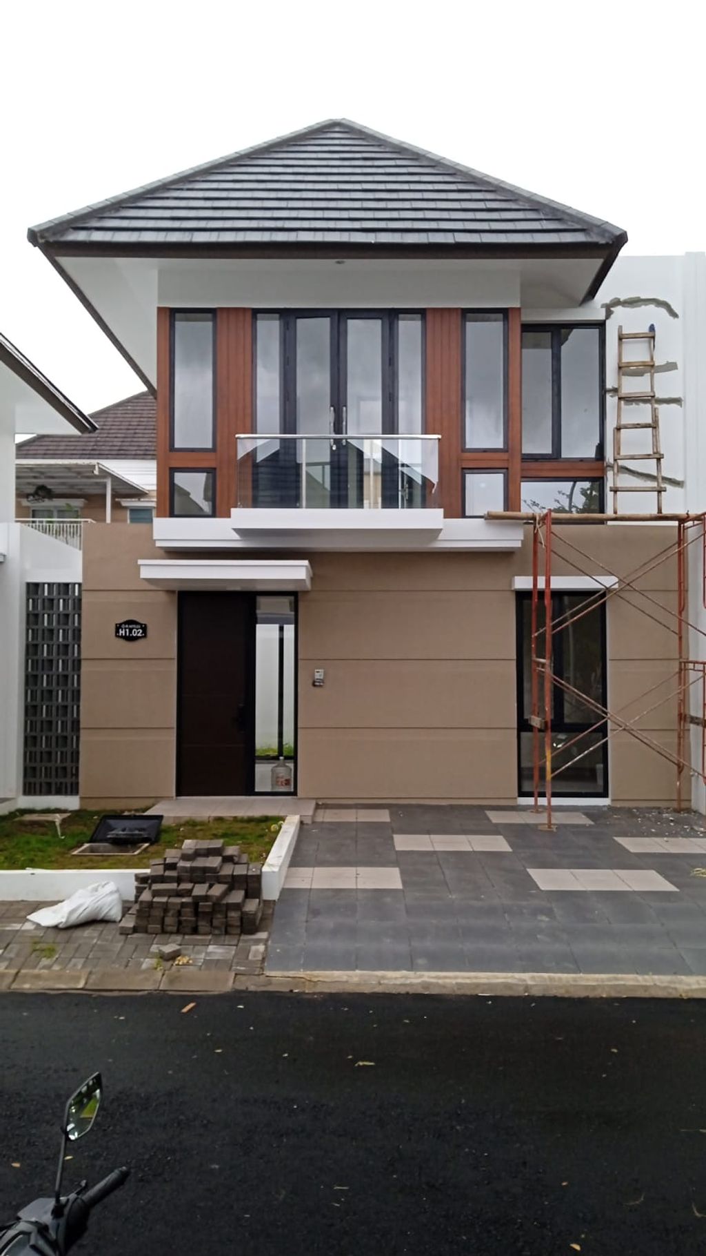 foto tampak rumah tipe Raffles perumahan CITRALAND CELEBES